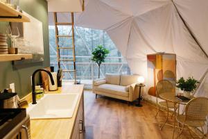 "The Perch" Elevated Woodsy Modern Stay w Hot Tub