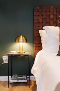 "The Perch" Elevated Woodsy Modern Stay w Hot Tub