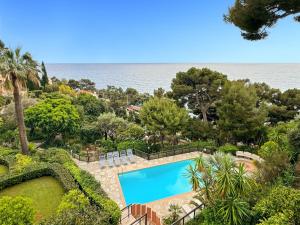 Green Heaven Apt, Rickeys