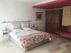 B&B / Chambres d'hotes La Villa des Poetes : Chambre Double ou Lits Jumeaux - Vue sur Piscine