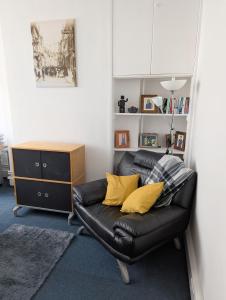 Duel of Bristol House 6BR 12 beds