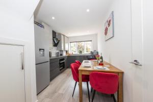 CONTRACTORS FAVOURITE, LUXURY LIVING, LARGE PREMIUM HOUSE, NEWLY BUILT, FREE PARKING FOR UP TO 4 VEHICLES, GREAT ACCESS TO CENTRAL LUTON & THE M1 and A6