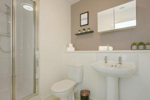 City Centre - Executive Hub Apartment - 2 Bedroom 2 Bathroom - Free Parking, Fast WIFI & Smart TV with Netflix by Yoko Property