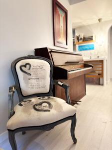 Arthome Acropolis Spot