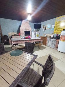 Cabana com Ar condicionado e area de cozinha e banheiro compartilhado a 10 minutos do Parque Beto Carrero