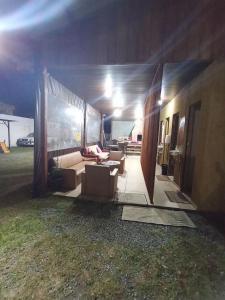 Cabana com Ar condicionado e area de cozinha e banheiro compartilhado a 10 minutos do Parque Beto Carrero