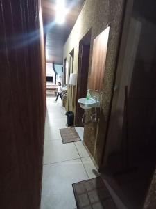 Cabana com Ar condicionado e area de cozinha e banheiro compartilhado a 10 minutos do Parque Beto Carrero