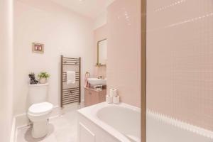 Stylish 2BR Steps from Windsor Castle and High St