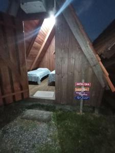 Cabana com Ar condicionado e area de cozinha e banheiro compartilhado a 10 minutos do Parque Beto Carrero