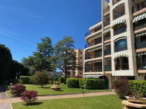 Trés beau Studio dans résidence calme avec 2 piscines,parking privé et proche des commerces et plage