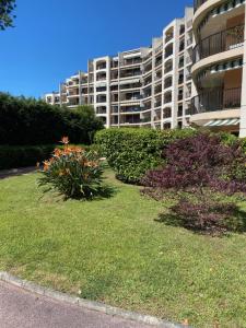 Trés beau Studio dans résidence calme avec 2 piscines,parking privé et proche des commerces et plage