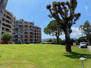 Trés beau Studio dans résidence calme avec 2 piscines,parking privé et proche des commerces et plage