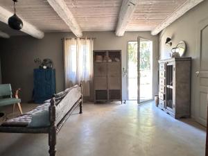Villas Maison de Charme Uzes piscine 6 a 7 Personnes en pleine nature : photos des chambres