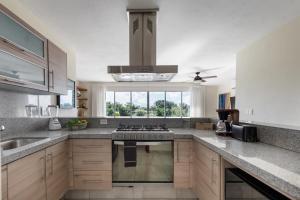 Near airport, 2 bedrooms, 4 guests, pool!