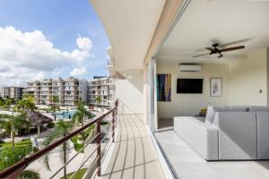 Near airport, 2 bedrooms, 4 guests, pool!