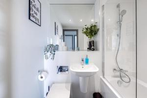 Skyline Views 3BR Duplex Penthouse with Balcony - Brand New