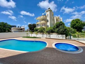 Stylish 1BR Flat Pool View & 10 min Walk to Beach