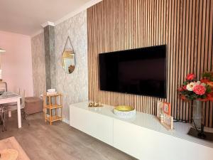 Seabreeze Retreat - Cozy 1-Bedroom Apartment near the Beach