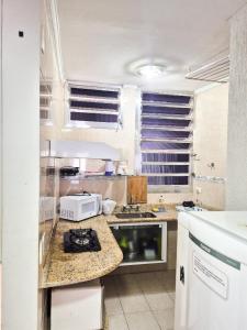 Ótima Kitnet pé na areia na praia de Pitangueiras c vista para o mar.