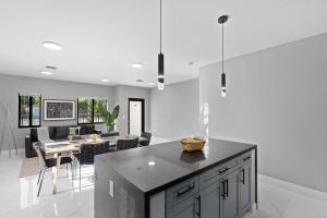 Spacious 4-BR House W Free Parking