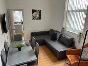 Cozy Apartment, Parking, Wi-Fi, Sleeps 5