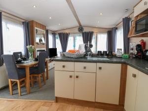 Seashell Lodge, 50 Foxburrow Hang