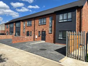 Perfect Contractor house-3 free parking space-EV charging-Secure-Quiet-Modern