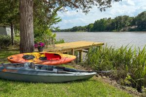 Lakefront Retreat with Patio in Fort Towson!