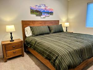 Peaks & Pines Modern Gem, 2 Kings, Bunks, Hot Tub, Walkable, Kids Cove