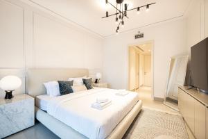 Stunning Burj & Fountain Views Luxury 2 BR