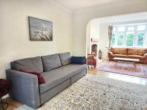 Stylish 3-Bedroom House with big Garden & Parking