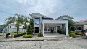 Lujosa casa samborondon