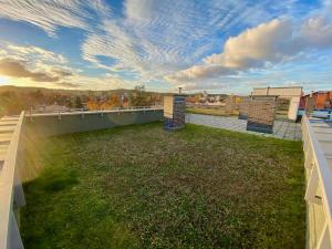 Sunny apartment by the sea with garage