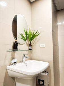 VIDA VERDE at 38 Park Avenue - 5 minutes walk to Ayala Central Bloc, with Infinity Pool, Fast Wi-Fi, Gym, & City Views inside Cebu IT Park