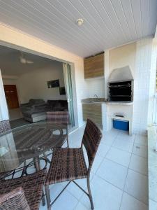Apartamento na Enseada com ar, churrasqueira, piscina e a 80m da praia!
