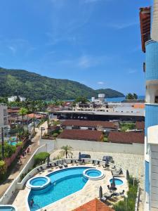 Apartamento na Enseada com ar, churrasqueira, piscina e a 80m da praia!