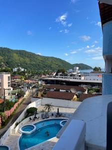 Apartamento na Enseada com ar, piscina e a 100m da praia!