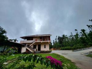 GoodVibes Homestay - Pvt Stream, Home Food, Coffee Estate