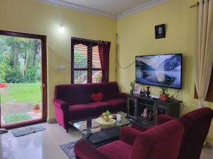 GoodVibes Homestay - Pvt Stream, Home Food, Coffee Estate
