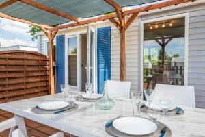 Campings Beau mobile home avec terrasse : photos des chambres