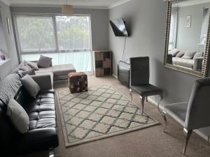 Enfield City Apartment Retreat - Sleeps 5