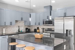 Amazing Townhouse w Free Parking