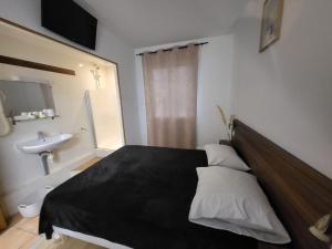 Hotels Hotel Les Rosiers : photos des chambres