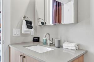 Lux 2BD with KINGS - Pier Views - Near Fishtown!