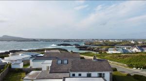 Ty Bychan- Sea Views- Pet Friendly-Secure Garden-4 Bed