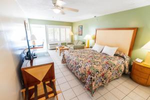 King Room - Non-Smoking room in Pirate's Cove Resort and Marina - Stuart