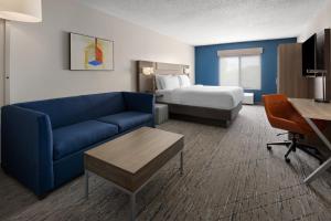 Standard King Room with Sofa Bed room in Holiday Inn Express and Suites Meriden an IHG Hotel