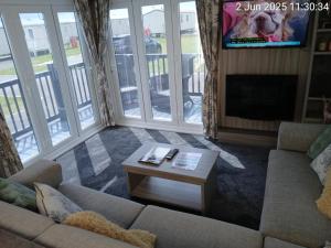 Thrillseeker - Chalet style caravan next to Fantasy Island, Ingoldmells, dog friendly - East Coast Holidays