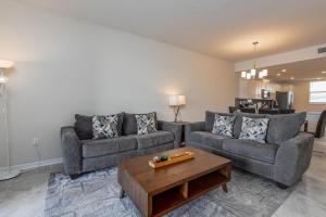 Comfortable 2BR Condo w Lake Views