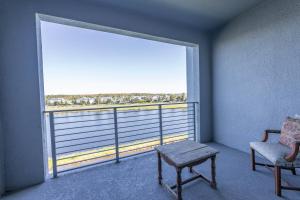 Comfortable 2BR Condo w Lake Views